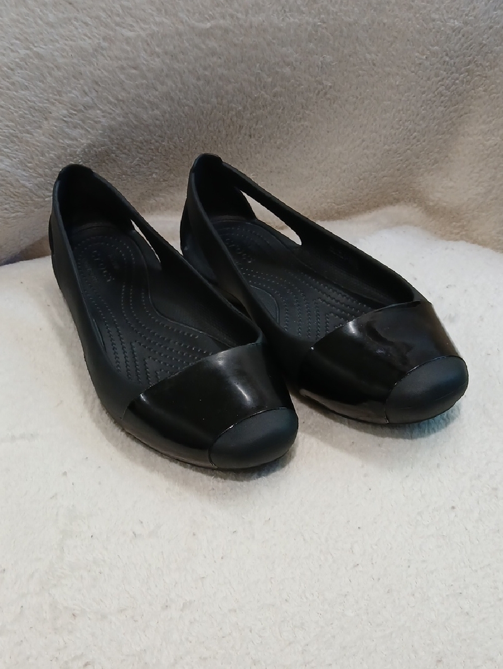 Women’s Sz 8W CROCS Two-toned Black Casual Slip-On Flats